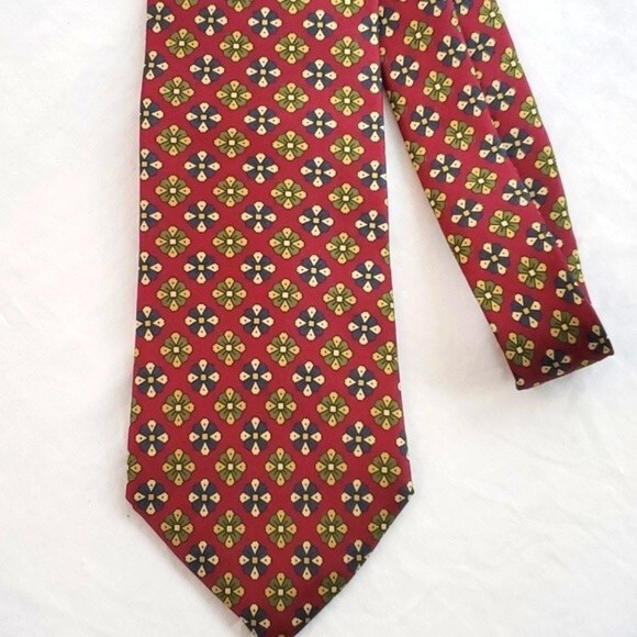 LANDS' END SILK TIE BURGUNDY WITH MEDALLIONS 3.75" - Picture 4 of 5